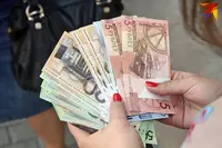 Опубликованы данные о средней заработной плате граждан Беларуси за январь: какие суммы получают жители Минска и других областей?