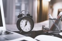 Минтруд разъяснил, может ли работодатель изменять режим рабочего времени без согласия сотрудника